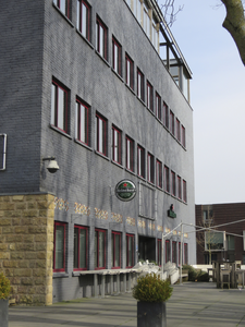 907972 Gezicht op de zijgevel van het bedrijvengebouw De Goeman (Goeman Borgesiuslaan 77) te Utrecht, met de volgende ...